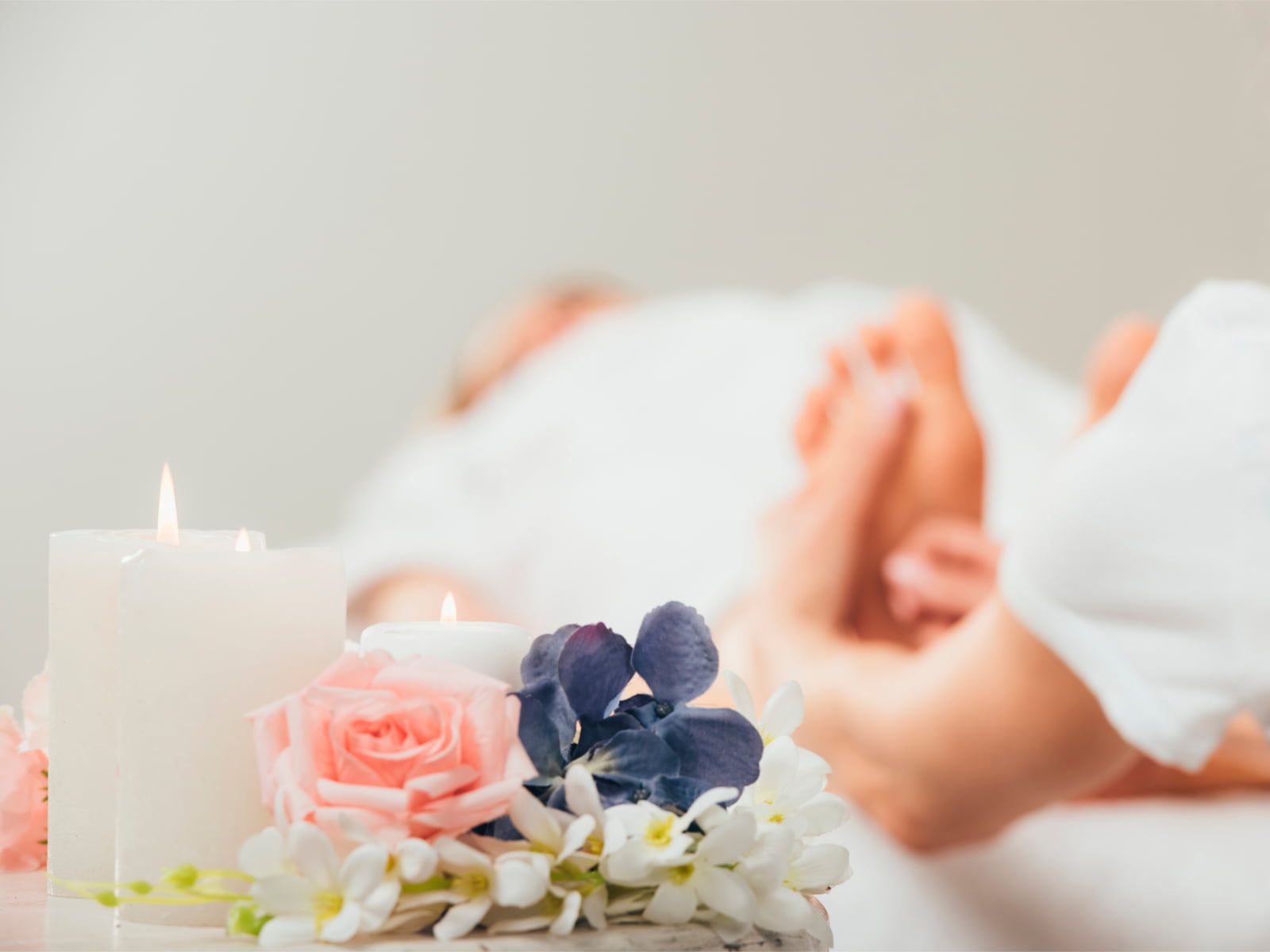 <ul>
<li>Zu Beginn steht das besondere Fuss­peeling mit Sugar vanilla scrub, das Sie bereits mit seinem verführer­ischen Duft dahin­schwelgen lässt</li>
<li>Hautberuhigendes, wohltuendes Fussbad zur Entspannung und Vorbereitung für die weiteren Pflege­schritte</li>
<li>Die Fussmaske für den absoluten Feuchtigkeits­kick lasse ich einige Minuten einwirken und Ihre Füsse sind in Frottée-Füsslingen wohlig eingepackt</li>
<li>Ausgiebige Fussmassage mit ätherischem Öl zum Verwöhnen für butterzarte Füsse</li>
</ul>